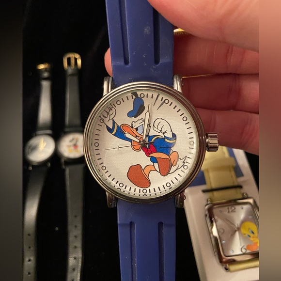 Lot of 4 Watches Tweety Bird NIB, Donald Duck Disney, Lorus Mickey Mouse & Stars - Picture 3 of 7